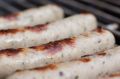 Куриный фарш превратится в мясной деликатес: быстрый рецепт ароматных домашних колбасок