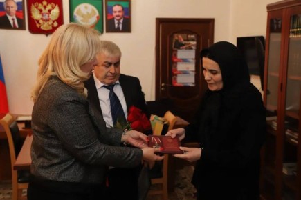 Министр культуры Дагестана Зарема Бутаева и глава Ахвахского района Магомед Муртузалиев встретились с вдовой погибшего на СВО Магомеда Халидова