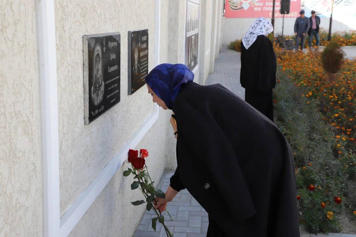 Министр культуры Дагестана Зарема Бутаева и глава Ахвахского района Магомед Муртузалиев встретились с вдовой погибшего на СВО Магомеда Халидова Министр культуры Дагестана Зарема Бутаева и глава Ахвахского района Магомед Муртузалиев встретились с вдовой погибшего на СВО Магомеда Халидова