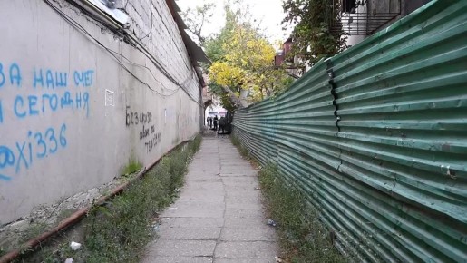 В чат обратной связи главы Махачкалы Джамбулата Салавова поступила жалоба на неприглядное состояние забора вдоль пешеходной зоны по адресу пр. И. Шамиля, 1, выходящей на улицу Гайдара Гаджиева