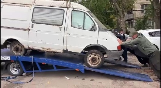 Дворы не место для заброшенного транспорта!