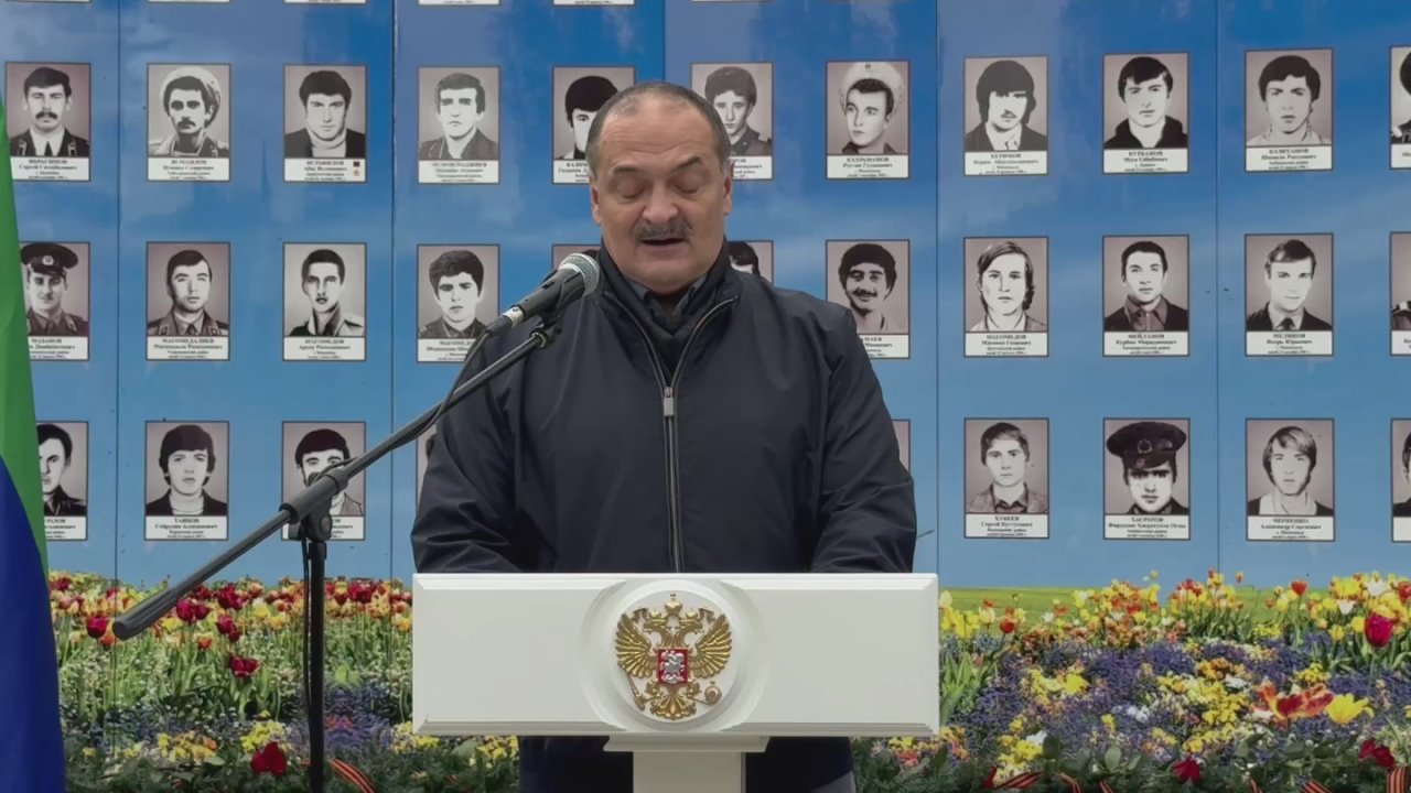 Выступая перед собравшимися, глава Республики Дагестан Сергей Меликов подчеркнул значимость личности генерал-майора Омара Муртазалиева и его вклад в патриотическое воспитание