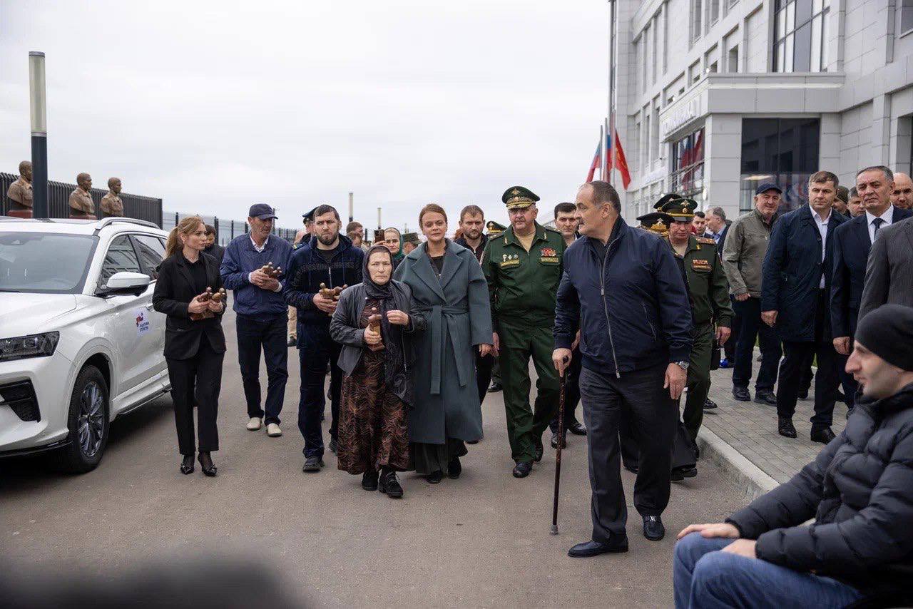 Анна Цивилева: После церемонии открытия военного госпиталя в Махачкале вручила ключи от автомобилей с ручным управлением ветеранам специальной военной операции с инвалидностью Анна Цивилева: После церемонии открытия военного госпиталя в Махачкале вручила ключи от автомобилей с ручным управлением ветеранам специальной военной операции с инвалидностью