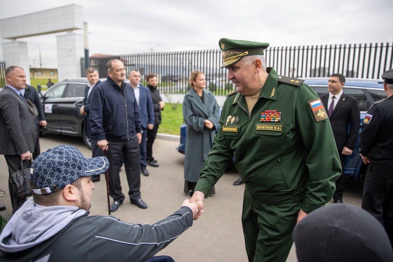Анна Цивилева: После церемонии открытия военного госпиталя в Махачкале вручила ключи от автомобилей с ручным управлением ветеранам специальной военной операции с инвалидностью Анна Цивилева: После церемонии открытия военного госпиталя в Махачкале вручила ключи от автомобилей с ручным управлением ветеранам специальной военной операции с инвалидностью