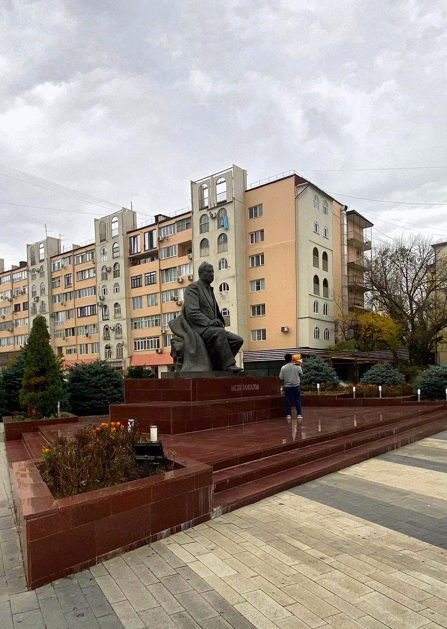В Махачкале обновили декоративное освещение на площадках памятников В Махачкале обновили декоративное освещение на площадках памятников