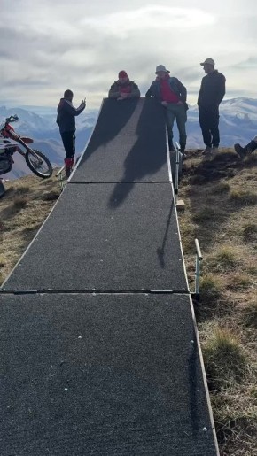 В Дагестане экстремал Николай Цибулько совершил прыжок в пропасть на мотоцикле с парашютами