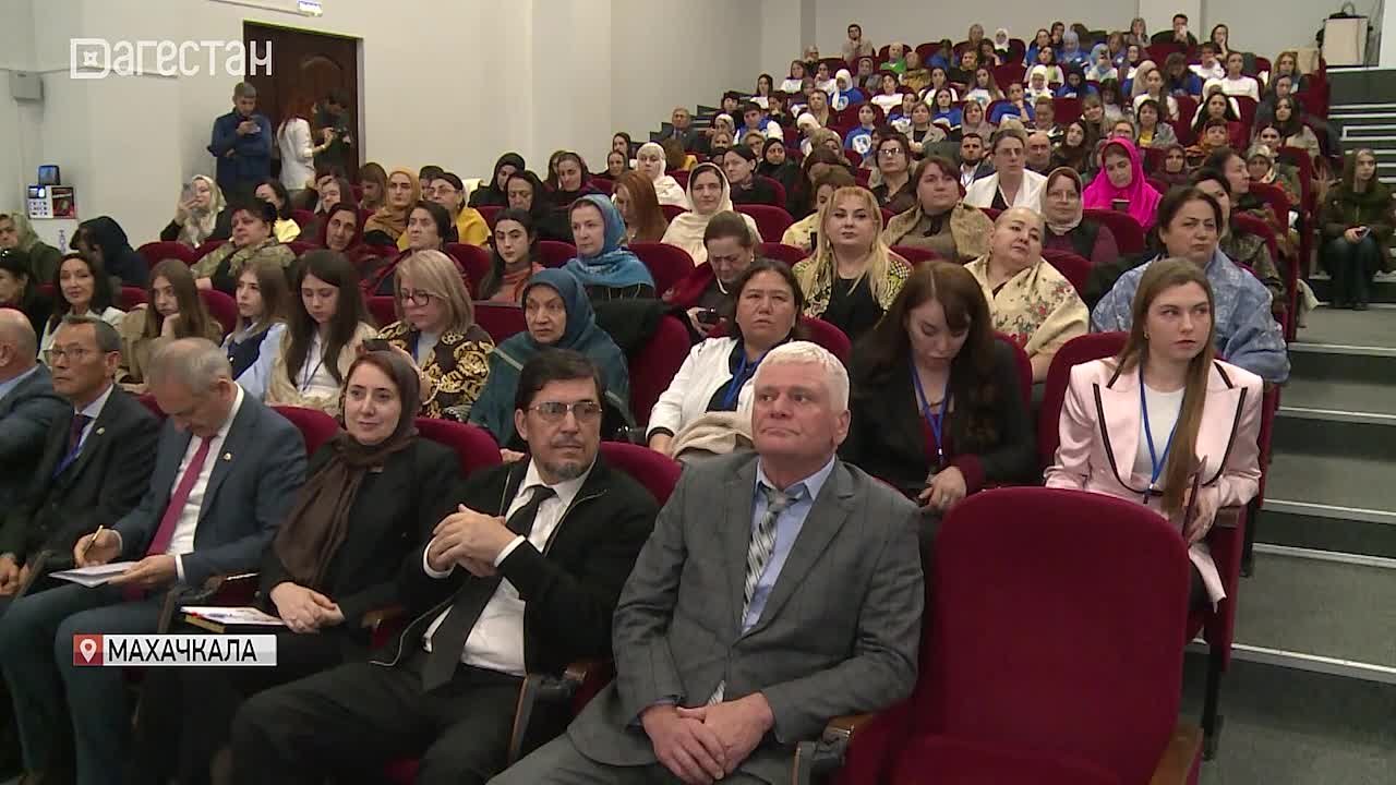 Более 300 человек приняли участие в пленарном заседании Международного форума женщин, проживающих за рубежом