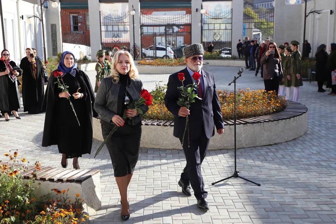 Министр культуры Дагестана Зарема Бутаева и глава Ахвахского района Магомед Муртузалиев встретились с вдовой погибшего на СВО Магомеда Халидова Министр культуры Дагестана Зарема Бутаева и глава Ахвахского района Магомед Муртузалиев встретились с вдовой погибшего на СВО Магомеда Халидова