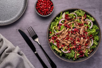 Можно даже в пост: приготовьте вкуснейший гранатовый салат с кукурузой