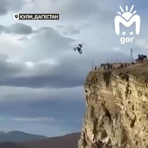 Такого трюка с парашютом вы ещё точно не видели — экстремал прыгнул на мотоцикле в пропасть