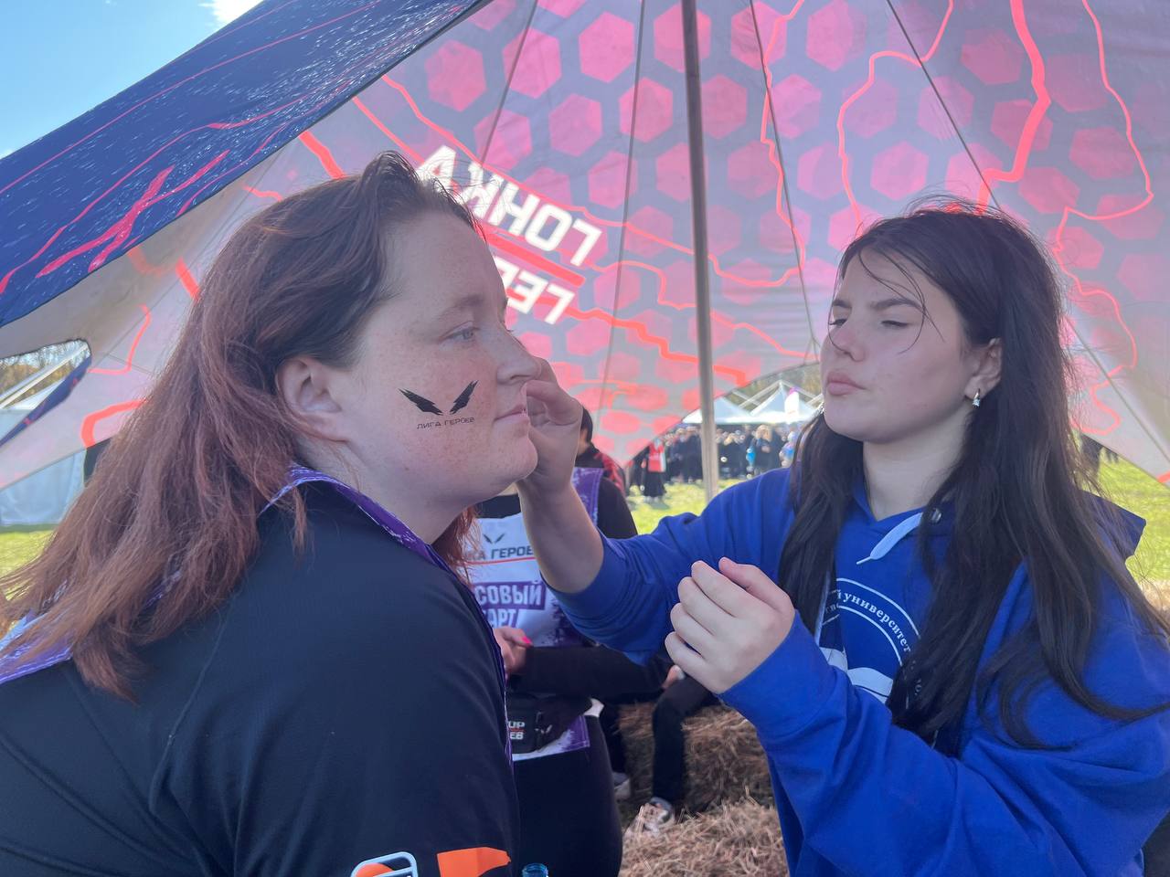 В рамках открытия забега с препятствиями — «Гонка Героев», организованного спортивным движением «Лига Героев», для участников и зрителей с зажигательным танцевальным номером выступил детский хореографический ансамбль... В рамках открытия забега с препятствиями — «Гонка Героев», организованного спортивным движением «Лига Героев», для участников и зрителей с зажигательным танцевальным номером выступил детский хореографический ансамбль...