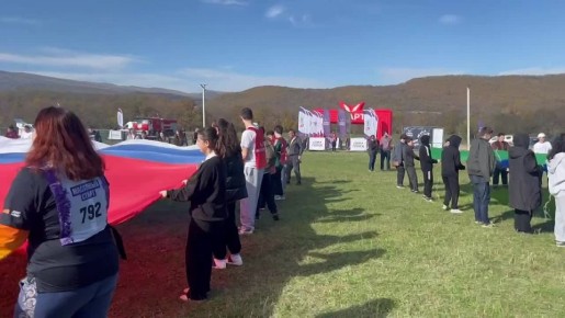 В рамках открытия забега с препятствиями — «Гонка Героев», организованного спортивным движением «Лига Героев», для участников и зрителей с зажигательным танцевальным номером выступил детский хореографический ансамбль...