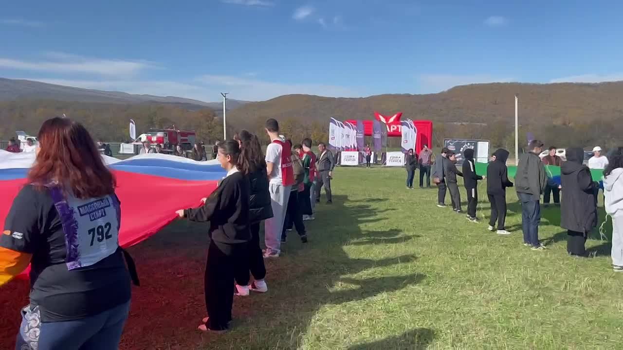 В рамках открытия забега с препятствиями — «Гонка Героев», организованного спортивным движением «Лига Героев», для участников и зрителей с зажигательным танцевальным номером выступил детский хореографический ансамбль...