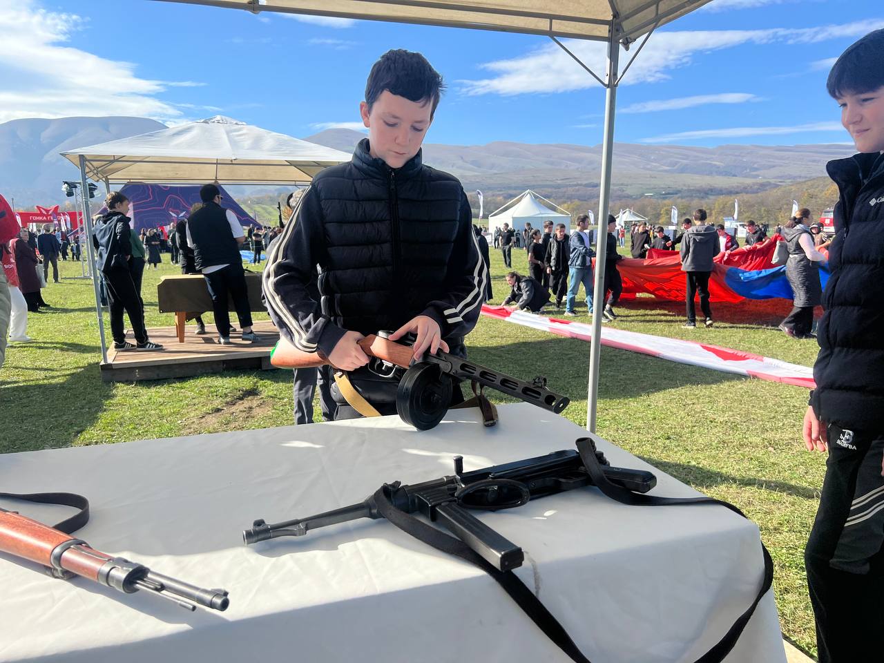 В рамках открытия забега с препятствиями — «Гонка Героев», организованного спортивным движением «Лига Героев», для участников и зрителей с зажигательным танцевальным номером выступил детский хореографический ансамбль... В рамках открытия забега с препятствиями — «Гонка Героев», организованного спортивным движением «Лига Героев», для участников и зрителей с зажигательным танцевальным номером выступил детский хореографический ансамбль...