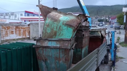 В Махачкале продолжается замена мусорных контейнеров
