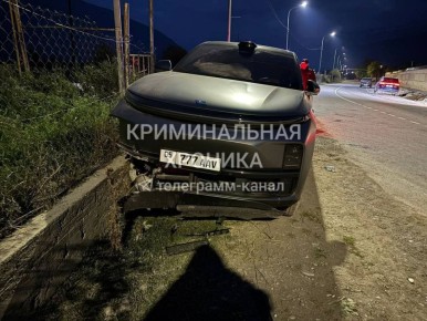 26 октября около 17:00 на 67 км автодороги «Магарамкент-Ахты-Рутул» водитель «Lixiang L7» не справился с управлением и врезался в забор