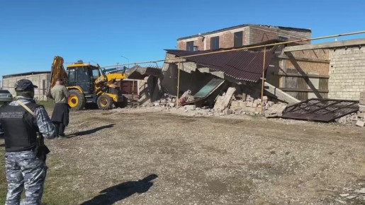 В поселке Шамхал прямо сейчас проводится принудительный снос капитального объекта