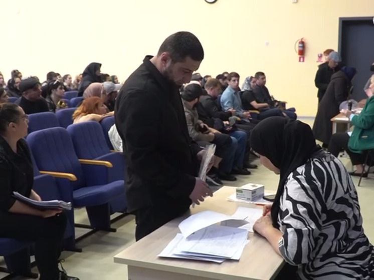 В Каспийске прошла открытая жеребьевка, в ходе которой распределили новые квартиры среди 257 семей, живущих в аварийном жилье