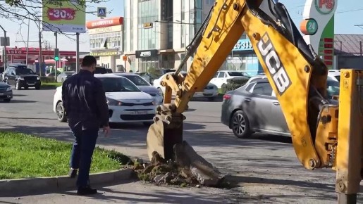 На проспекте Акушинского начаты работы по закрытию несанкционированных съездов с дублеров на центральную магистраль