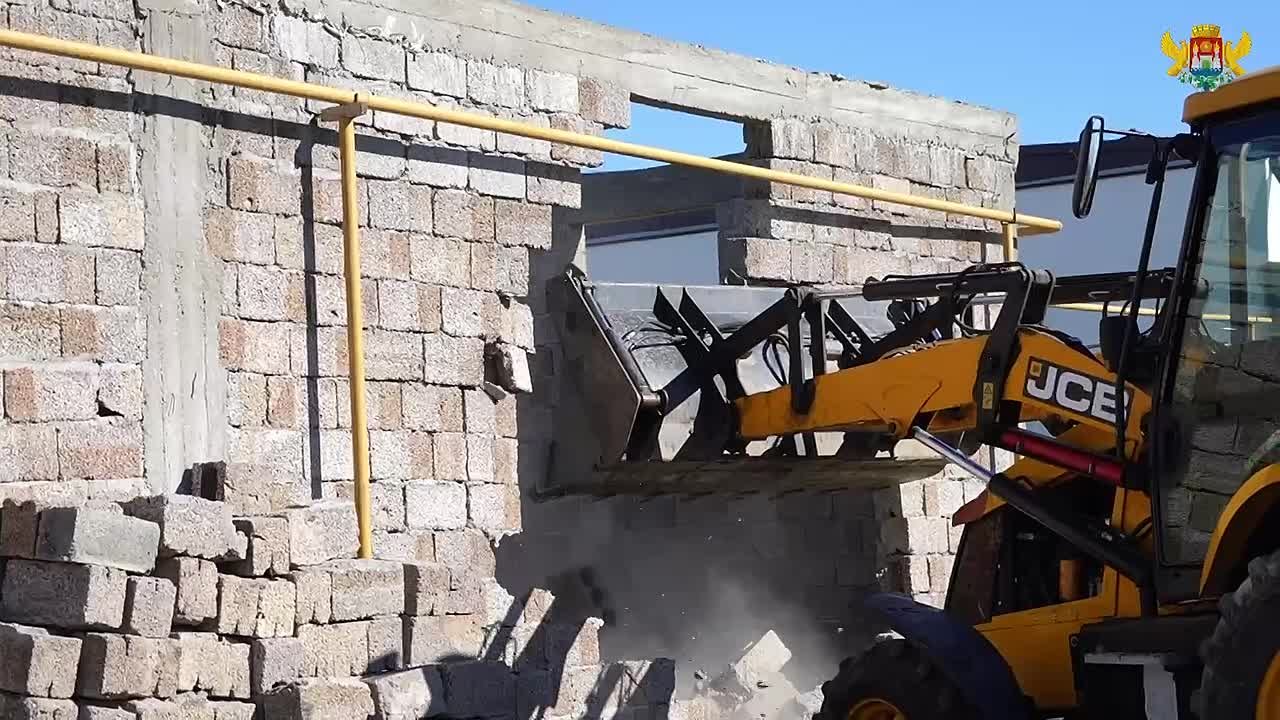 Городские службы и судебные приставы провели снос самовольной постройки в поселке Шамхал