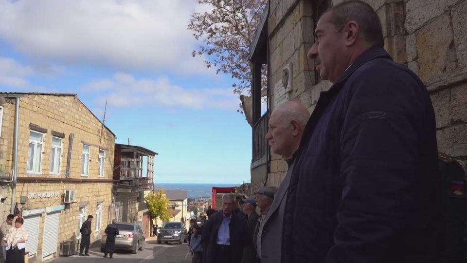 , 27   7- ,  - -         ,    