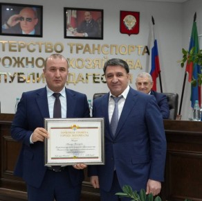 Джамбулат Салавов вручил представителям транспортной отрасли почетные грамоты города Махачкалы за добросовестный труд, активное сотрудничество с администрацией столицы