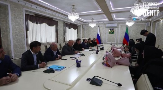 Корголи Корголиев передал орден Мужества семье погибшего бойца из Хасавюрта Чанки Шихмурзаева