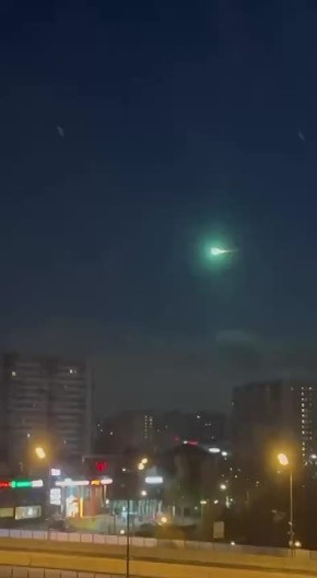 Небесное тело с длинным хвостом заметили в небе над Москвой этой ночью