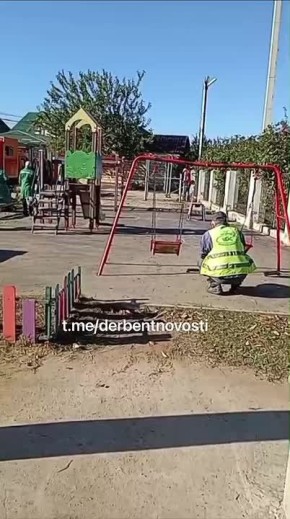 Управление городского хозяйства приводит в порядок детскую площадку в микрорайон Аэропорт