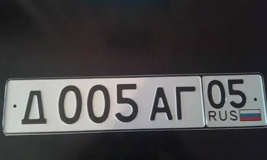 За номера без флага России, выданными с 2025 года, водителям грозит штраф 500