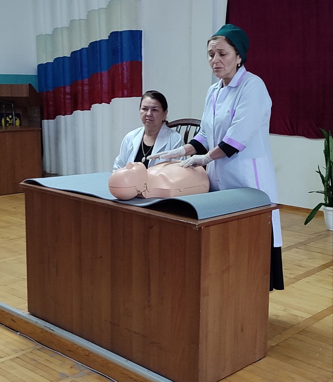 Во исполнение Плана мероприятий по организации подготовки населения приемам оказания первой помощи в Республике Дагестан и поручения Главы городского округа «город Каспийск» Гонцова Б.И. от 22.10.2025 в МБОУ "КМШИ им. Героя... Во исполнение Плана мероприятий по организации подготовки населения приемам оказания первой помощи в Республике Дагестан и поручения Главы городского округа «город Каспийск» Гонцова Б.И. от 22.10.2025 в МБОУ "КМШИ им. Героя...