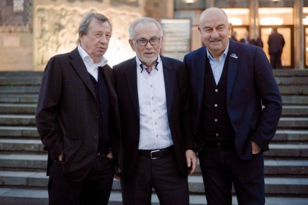 В Русском театре в Махачкале состоялся торжественный вечер в честь заслуженного тренера России, президента «Динамо» Махачкала Гаджи Гаджиева, который сегодня отметил 80-летний юбилей