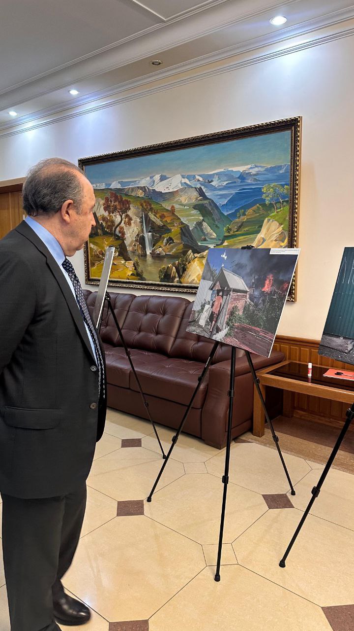 Заслуженный тренер России, эксдепутат Государственной Думы Валерий Газзаев осмотрел фотовыставку «Хроники террора украинского неонацистского режима» Заслуженный тренер России, эксдепутат Государственной Думы Валерий Газзаев осмотрел фотовыставку «Хроники террора украинского неонацистского режима»