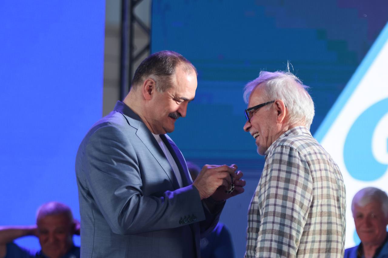 Глава РД Сергей Меликов поздравил президента махачкалинского «Динамо» Гаджи Гаджиева с 80-летним юбилеем