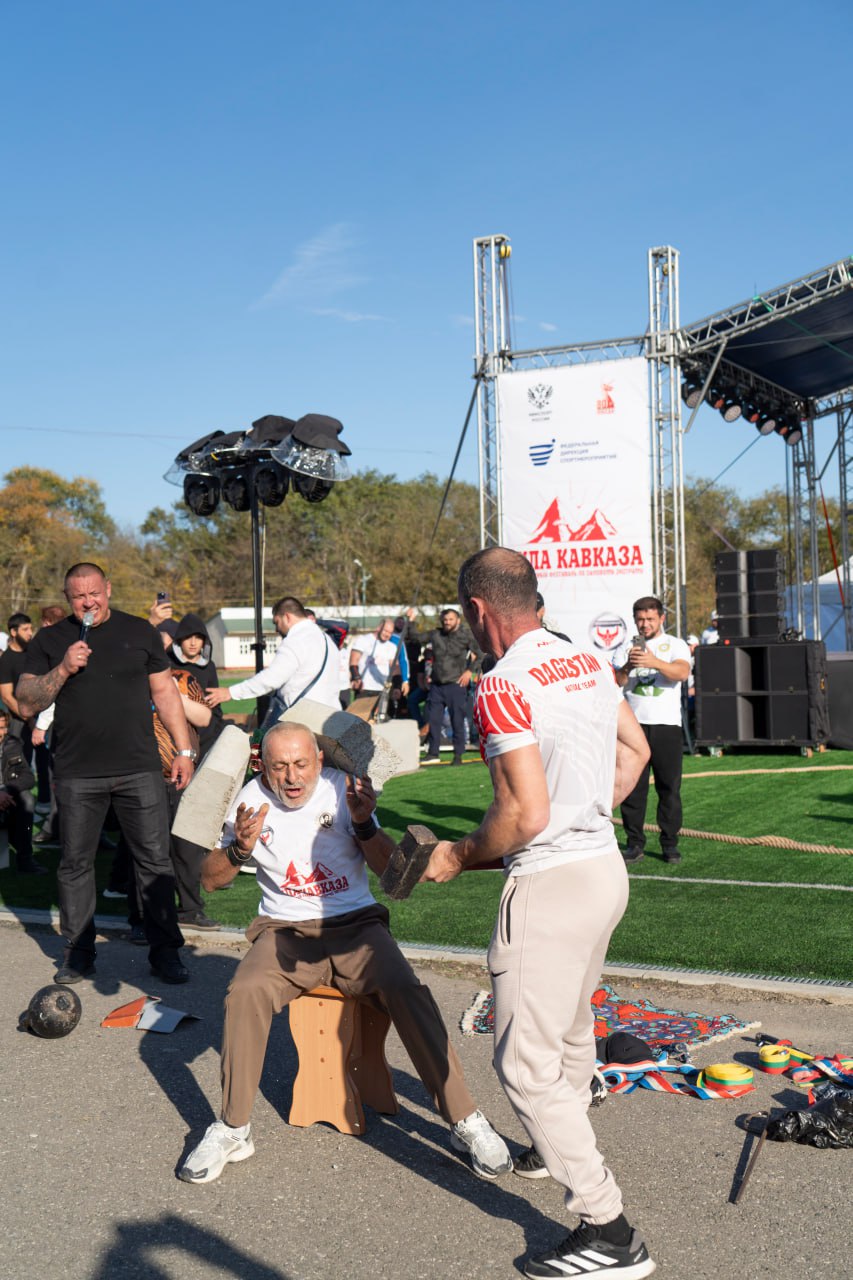 В Кизляре 61-летний дагестанский силач Омар Ханапиев установил мировой рекорд на Международном фестивале силового экстрима В Кизляре 61-летний дагестанский силач Омар Ханапиев установил мировой рекорд на Международном фестивале силового экстрима