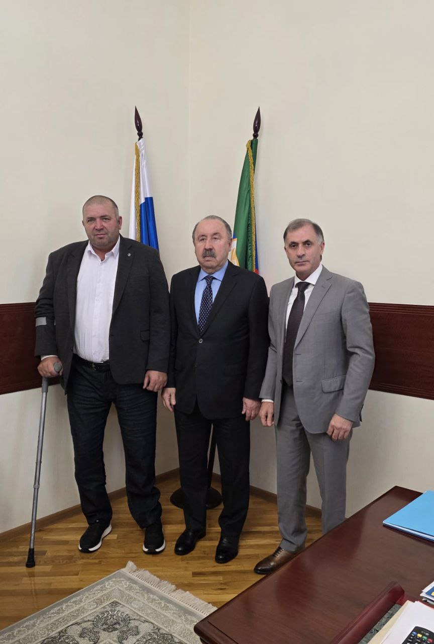 Состоялась встреча Заместителя Председателя НС РД Камила Давдиева с государственным и политическим деятелем, заслуженным тренером России, эксдепутатом Государственной Думы, являвшемся также членом Центрального совета партии...