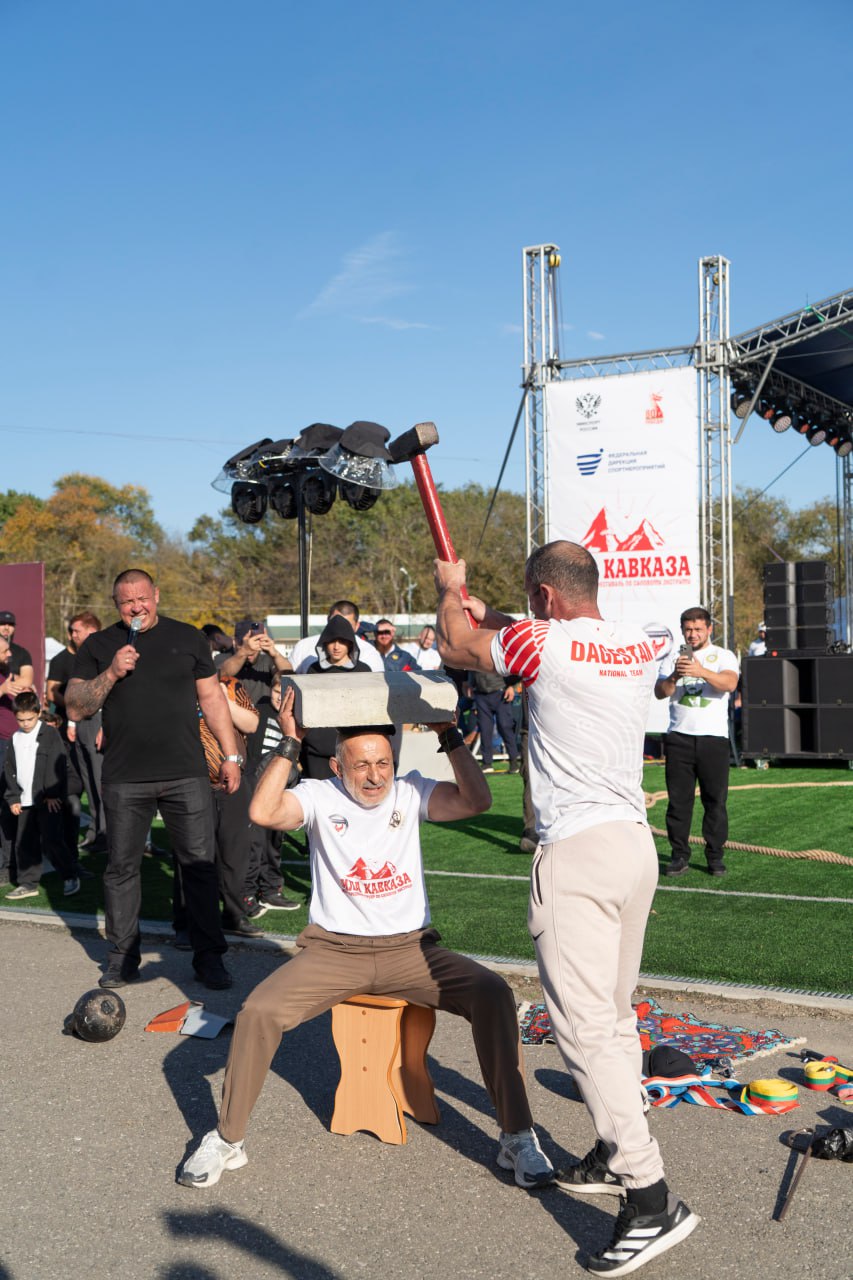 В Кизляре 61-летний дагестанский силач Омар Ханапиев установил мировой рекорд на Международном фестивале силового экстрима В Кизляре 61-летний дагестанский силач Омар Ханапиев установил мировой рекорд на Международном фестивале силового экстрима