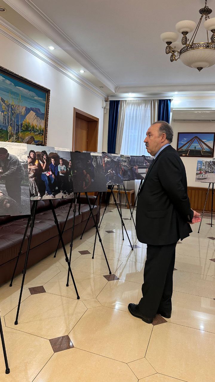 Заслуженный тренер России, эксдепутат Государственной Думы Валерий Газзаев осмотрел фотовыставку «Хроники террора украинского неонацистского режима» Заслуженный тренер России, эксдепутат Государственной Думы Валерий Газзаев осмотрел фотовыставку «Хроники террора украинского неонацистского режима»