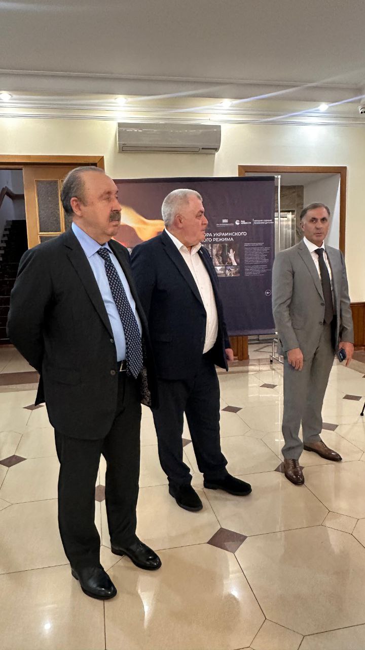 Заслуженный тренер России, эксдепутат Государственной Думы Валерий Газзаев осмотрел фотовыставку «Хроники террора украинского неонацистского режима» Заслуженный тренер России, эксдепутат Государственной Думы Валерий Газзаев осмотрел фотовыставку «Хроники террора украинского неонацистского режима»