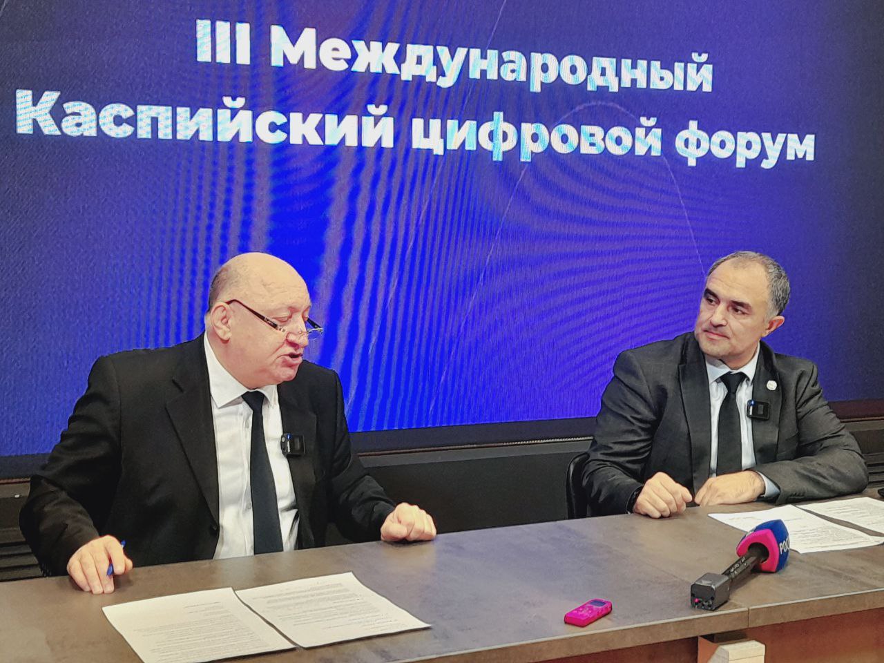 Министр цифрового развития Дагестана Юрий Гамзатов отвечает на вопросы СМИ о предстоящем Третьем Международном Каспийском цифровом форуме в формате пресс-конференции