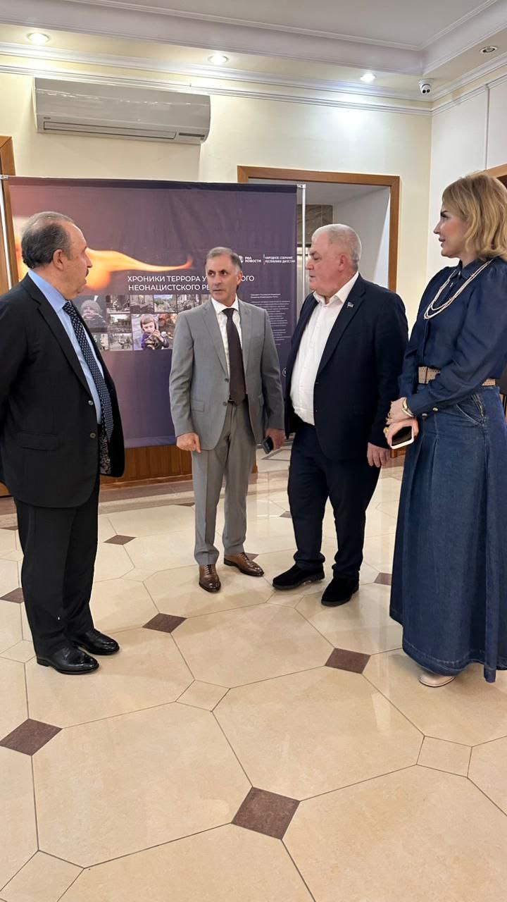 Заслуженный тренер России, эксдепутат Государственной Думы Валерий Газзаев осмотрел фотовыставку «Хроники террора украинского неонацистского режима» Заслуженный тренер России, эксдепутат Государственной Думы Валерий Газзаев осмотрел фотовыставку «Хроники террора украинского неонацистского режима»