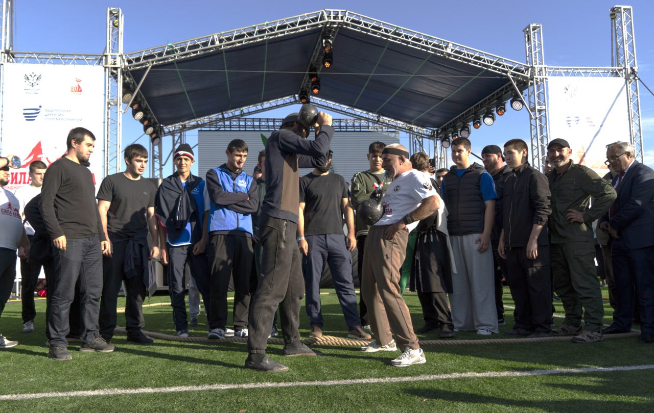 В Кизляре 61-летний дагестанский силач Омар Ханапиев установил мировой рекорд на Международном фестивале силового экстрима