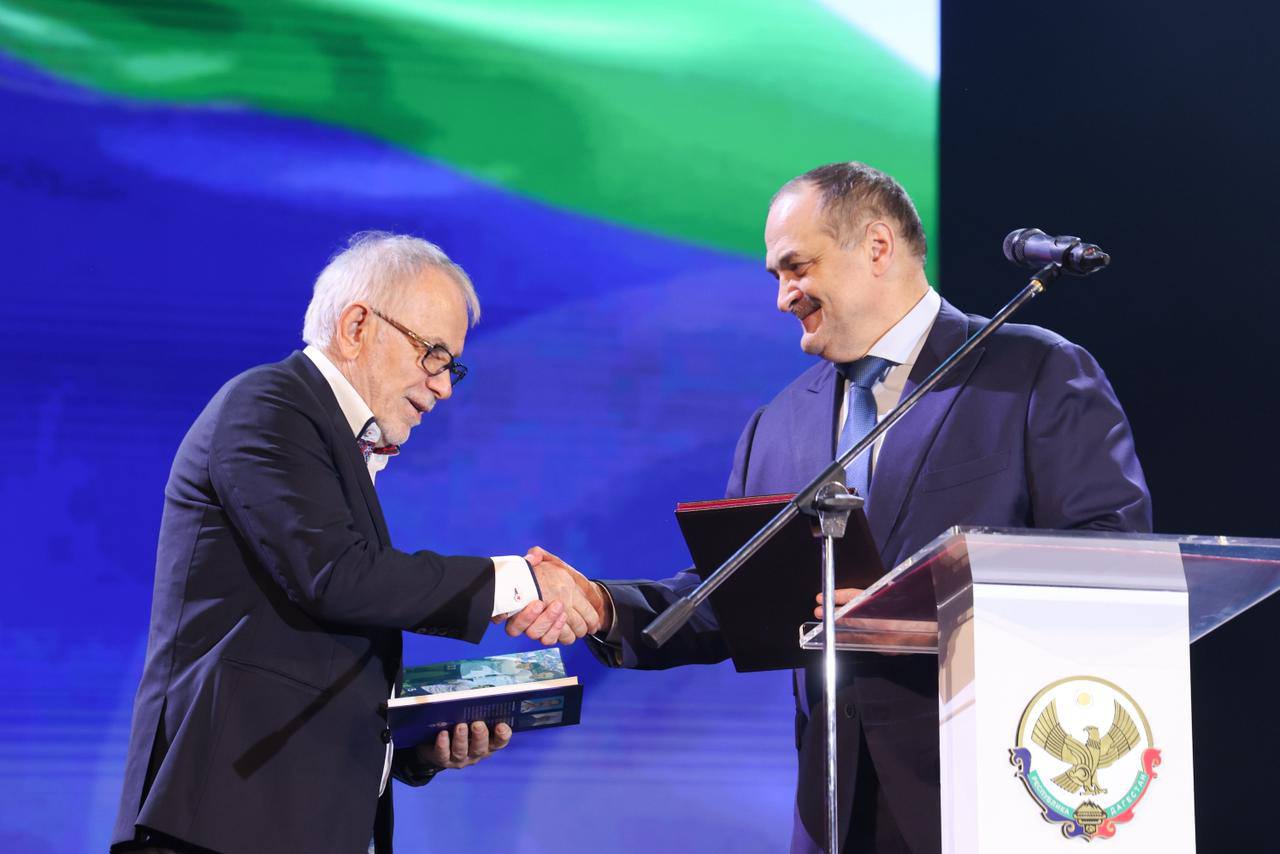 Легендарный футбольный тренер Гаджи Гаджиев отпраздновал 80-летний юбилей