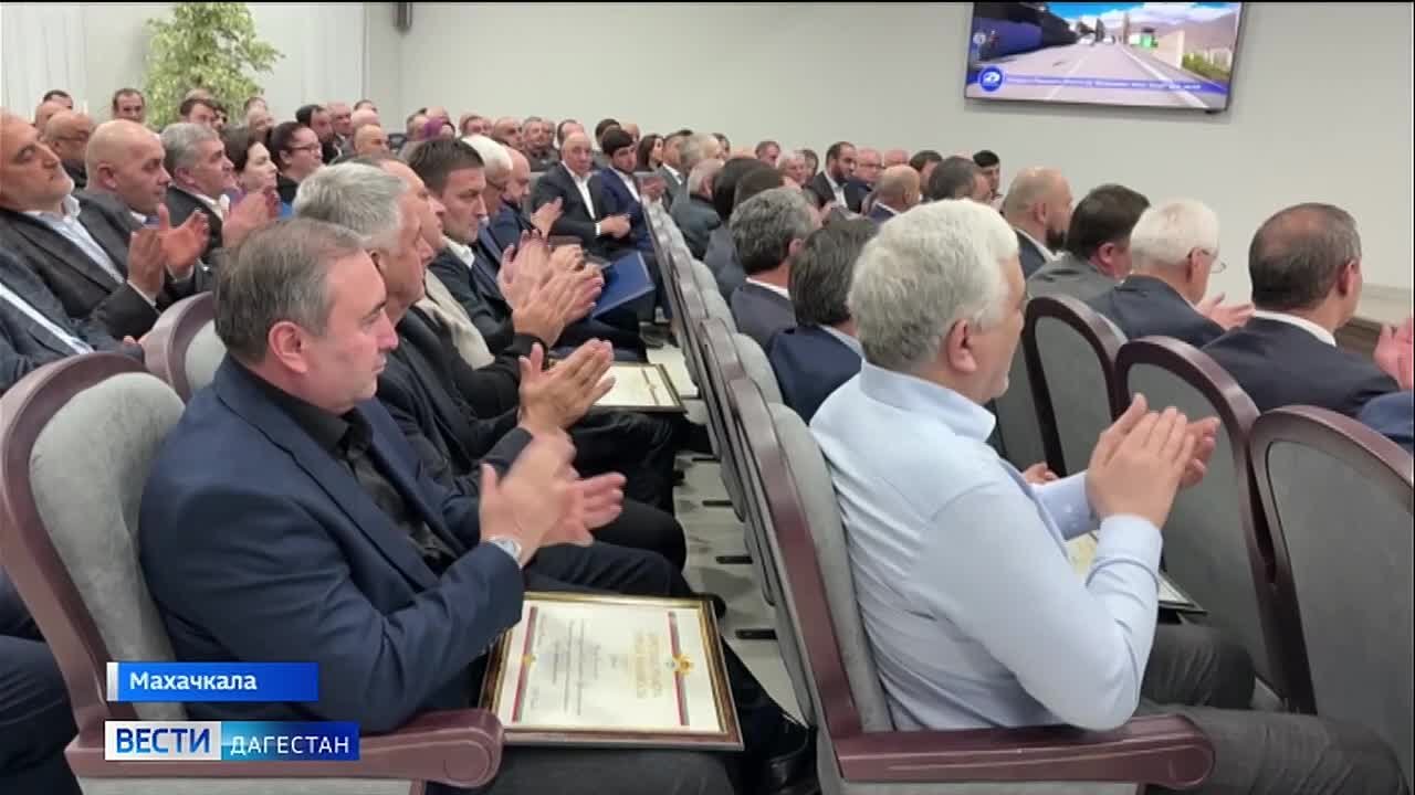 В Махачкале прошло торжественное мероприятие по случаю Дня работников дорожного хозяйства и транспортной отрасли