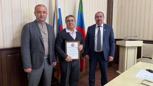 Сегодня, 28 октября, в рамках аппаратного совещания состоялось награждение начальника финансового управления администрации города Дербента Рагимова Айваза Айдыновича