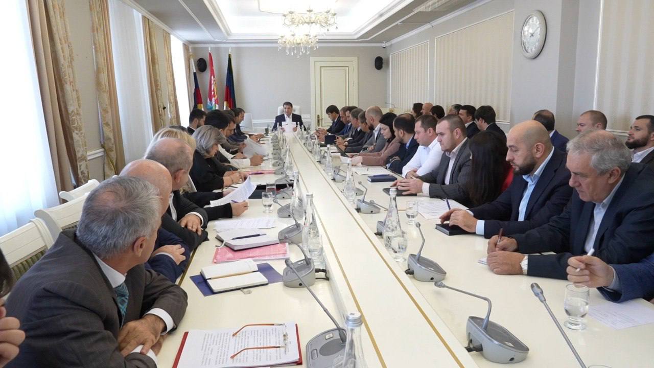 Аппаратное совещание прошло под руководством главы Махачкалы Джамбулата Салавова