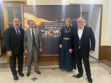 Заслуженный тренер России, эксдепутат Государственной Думы Валерий Газзаев осмотрел фотовыставку «Хроники террора украинского неонацистского режима»