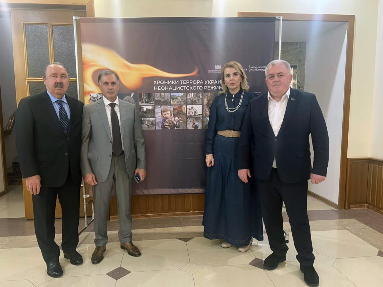 Заслуженный тренер России, эксдепутат Государственной Думы Валерий Газзаев осмотрел фотовыставку «Хроники террора украинского неонацистского режима»