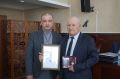 За активную общественно-политическую деятельность и добросовестный труд глава города Пашабеков вручил Гаджимурадову знак отличия «За заслуги перед городом Дербент»