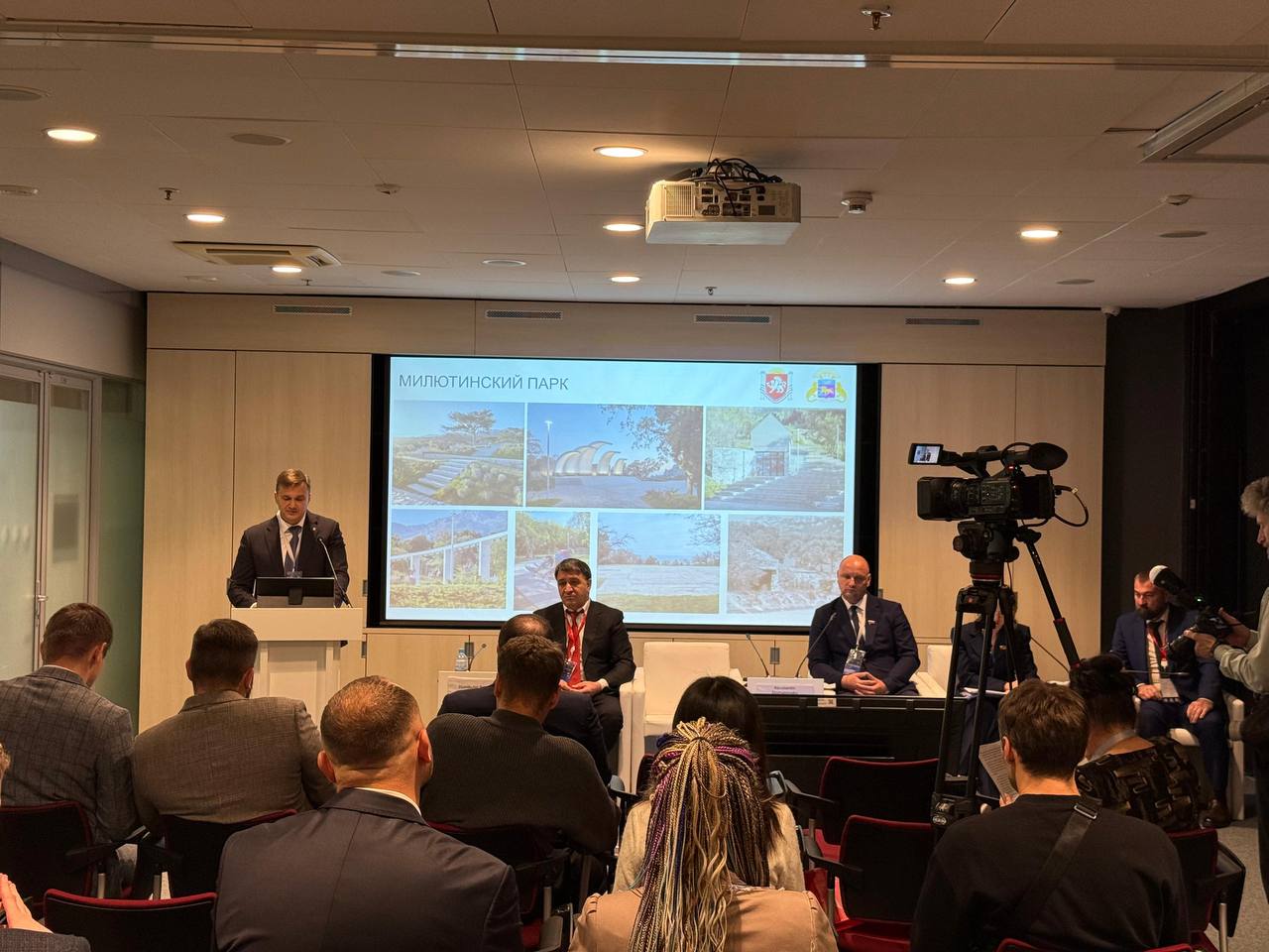 Прямо сейчас на полях международного форума БРИКС 2025 началась сессия «Экосистема муниципалитета: пространство и его обитатели»